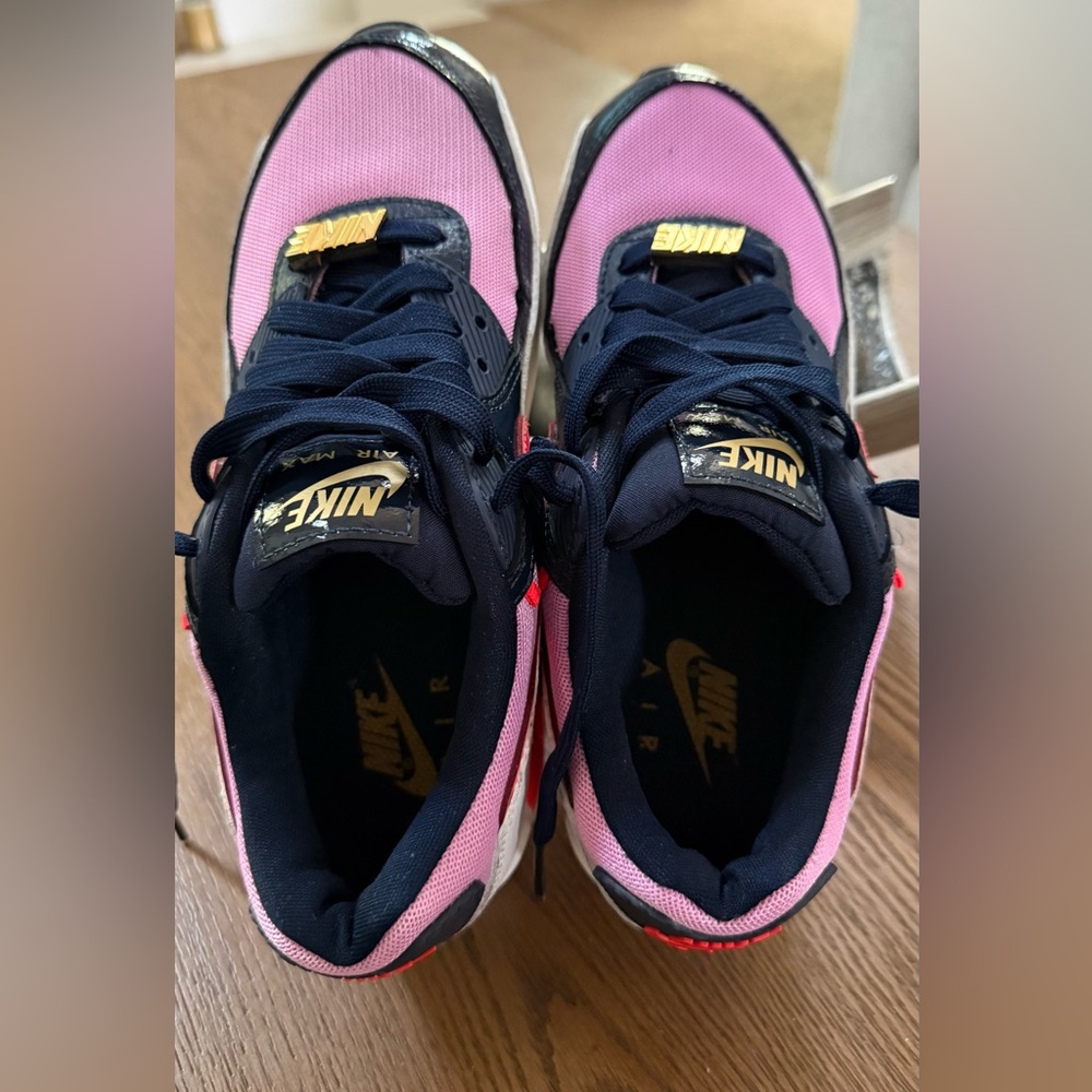 Nike Air Max Cuban Link Woman Sneakers in the Obsidian Pink Colorway